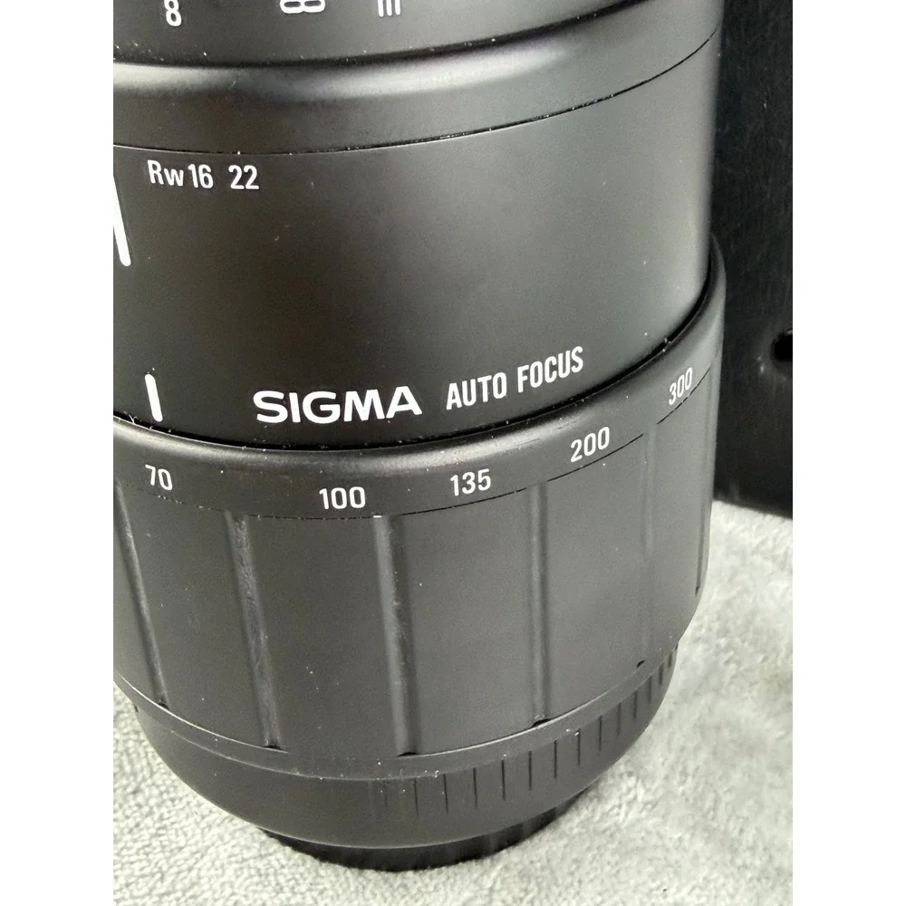 Sigma 70-300mm f/4-5.6 APO Macro Lens Unisex Black Excellent Telephoto Zoom